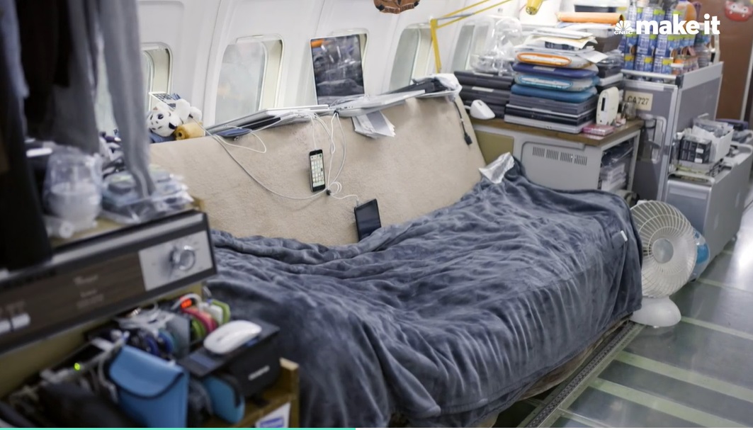 12 27 airplane house 沙发床